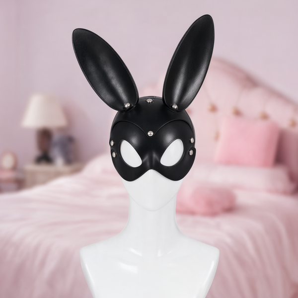 Hop On mask, front view on a mannequin